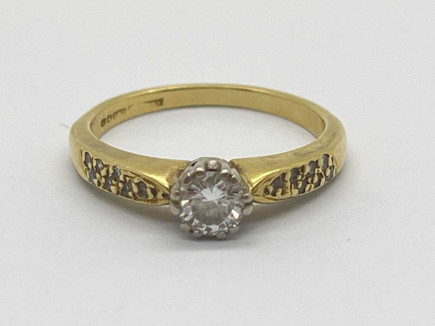 Lot 36 - An 18ct Gold Single Stone Diamond Ring, the...