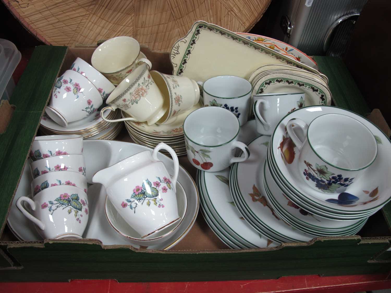 Lot 1004 - Worcester 'Evesham Vale', twenty pieces plus...