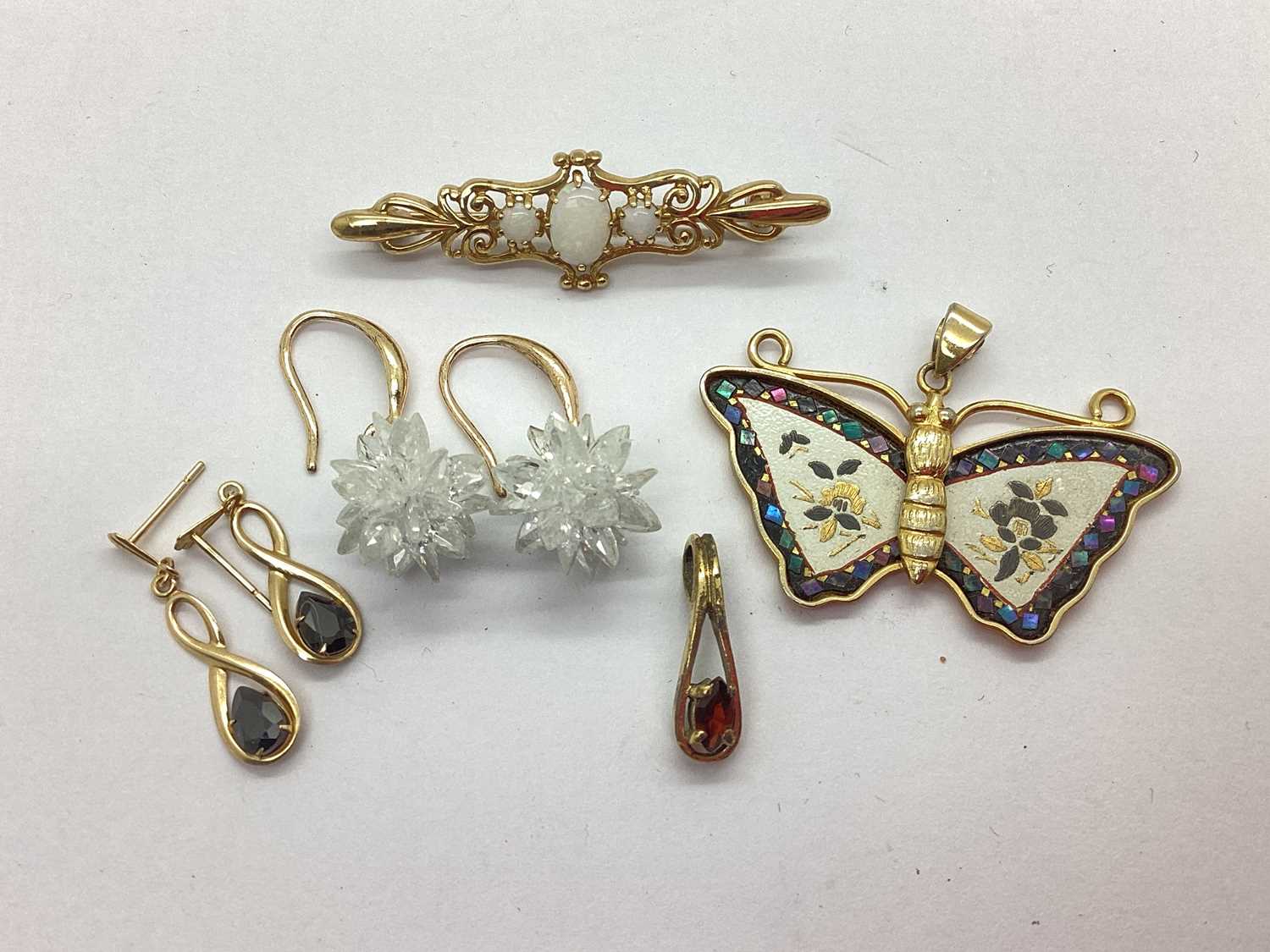 Lot 70 - A Modern 9ct Gold Three Stone Bar Brooch, of...