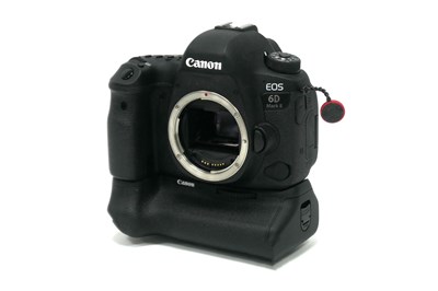 Lot 1252 - A Canon EOS 6D Mark II DSLR Camera Body with...