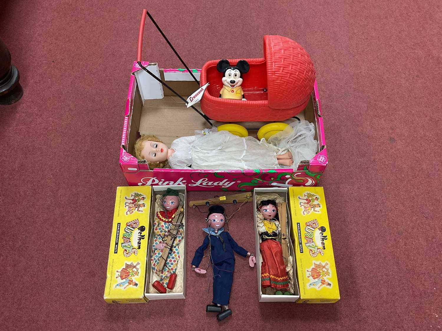 Lot 327 - A small selection of children's toys,...
