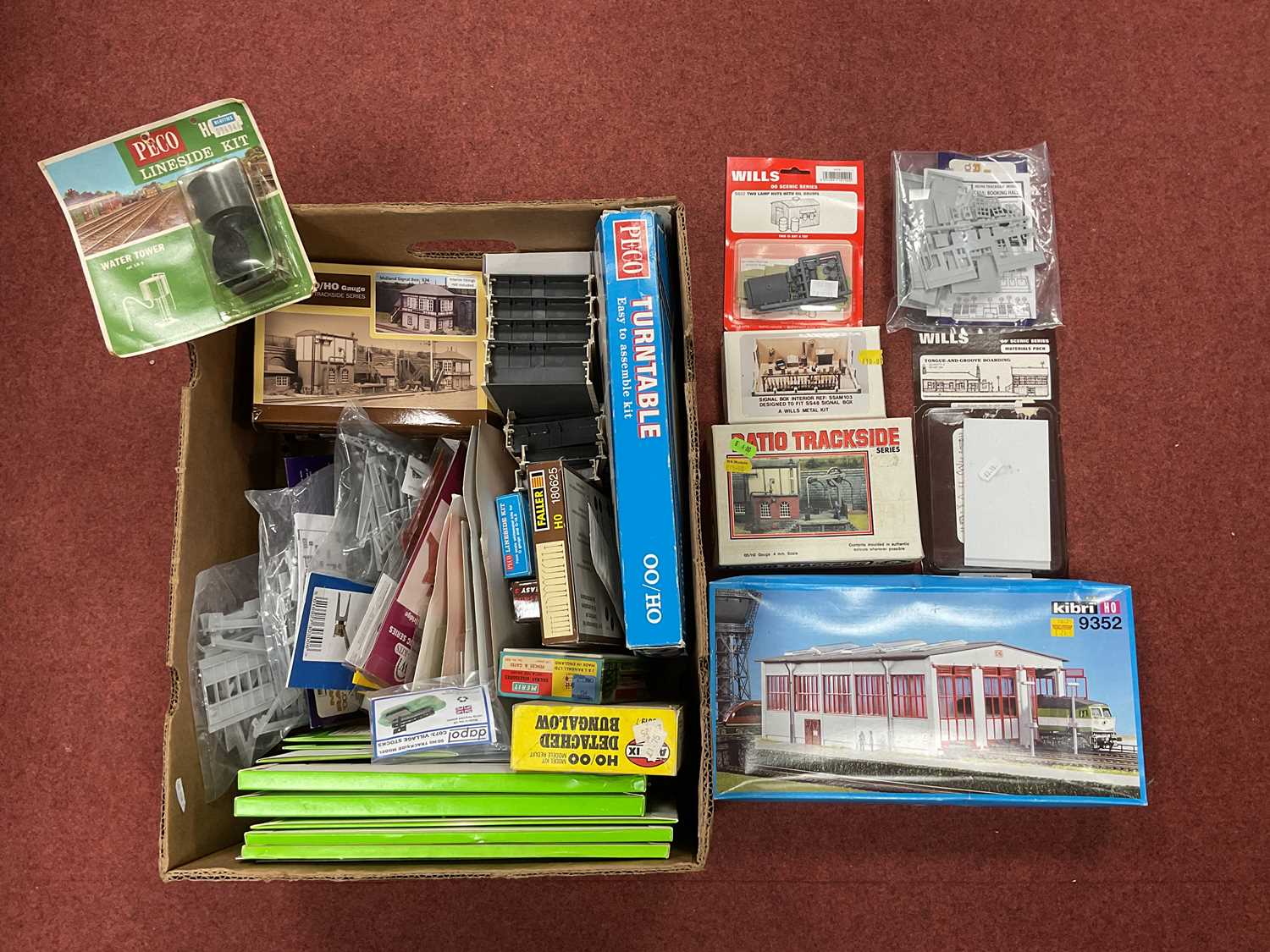 Lot 372 - A quantity of 00/HO building kits and...