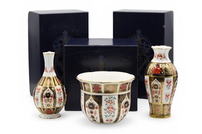 Lot 1075 - A Royal Crown Derby Old Imari 1128 Pattern...
