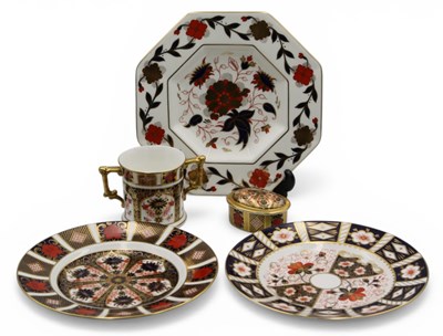 Lot 1048 - A Royal Crown Derby Old Imari 1128 Pattern...