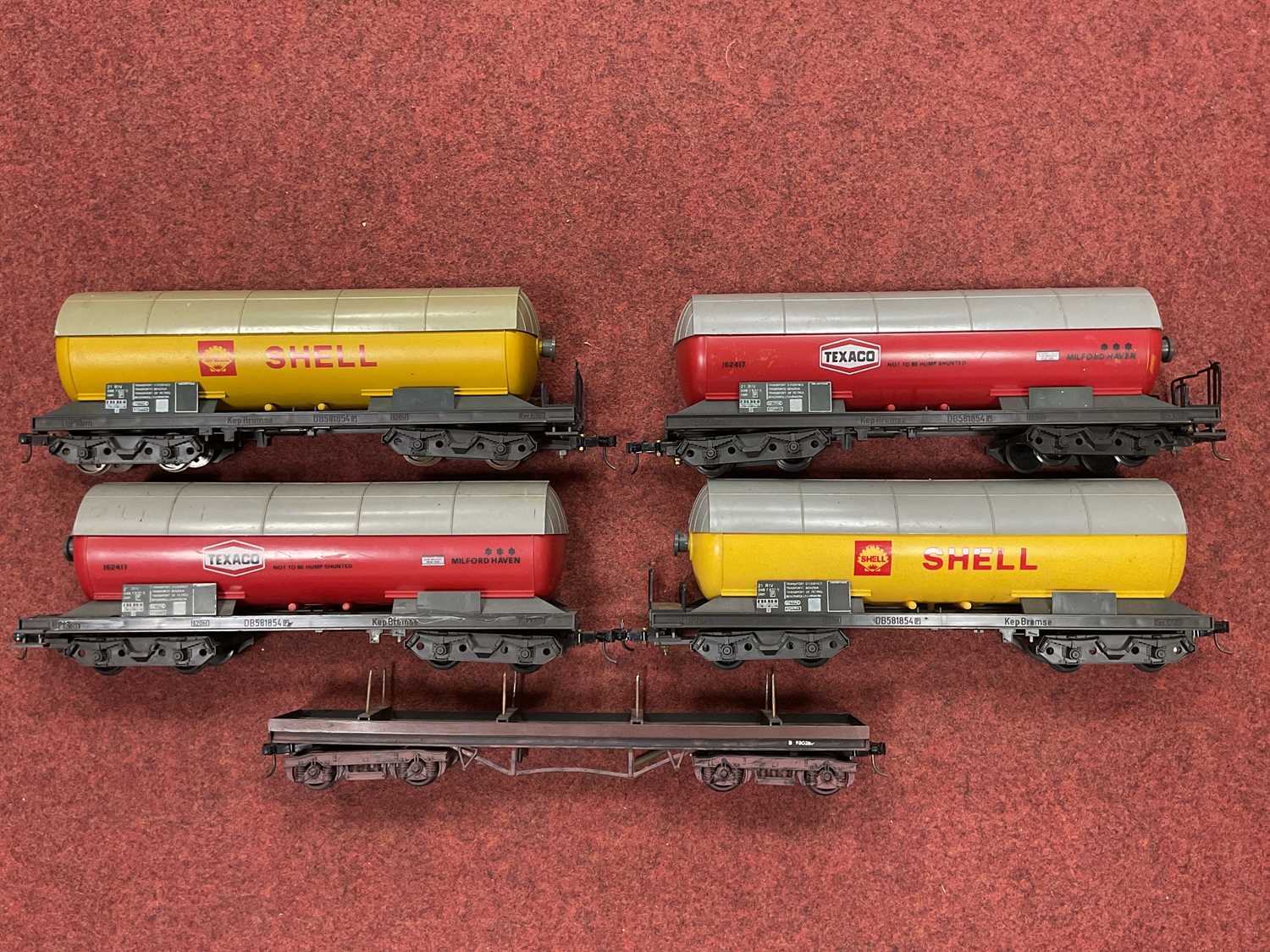 Lot 370 - Four Lima 0 gauge bogie tank wagons, in Shell...