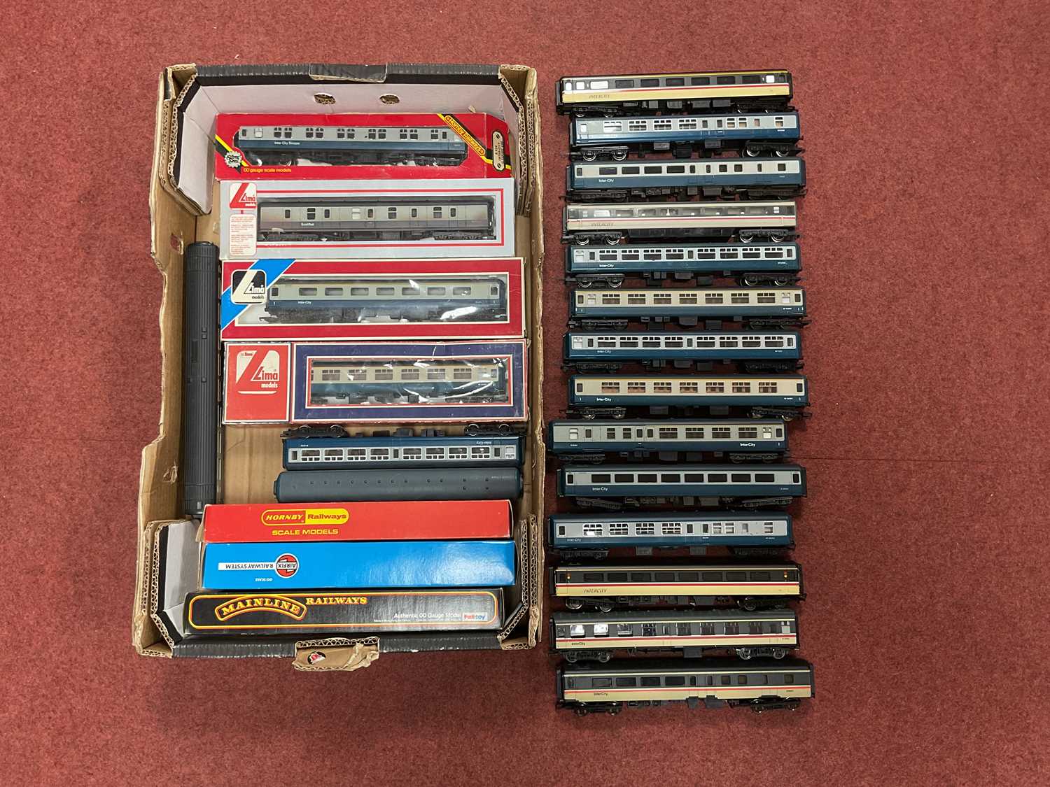 Lot 362 - Approximately twenty-four 00 gauge coaches...