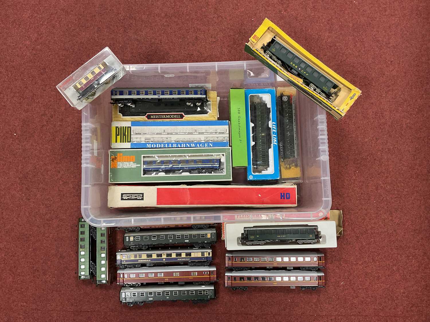 Lot 377 - Approximately seventeen HO scale European...
