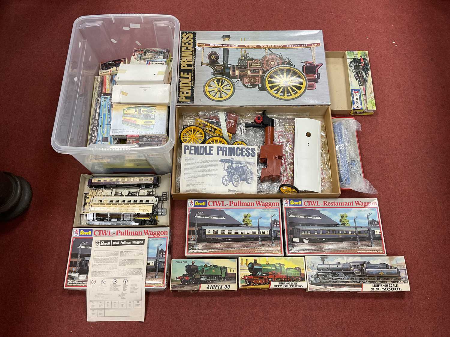 Lot 384 - A Quantity of 'HO'/'OO' Gauge/4mm Boxed...