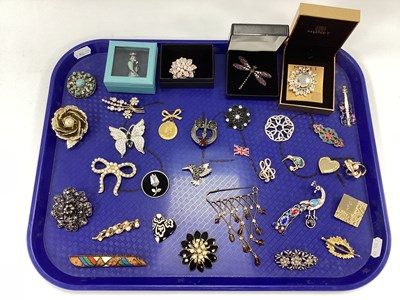 Lot 159 - A Collection of Assorted Costume Brooches,...