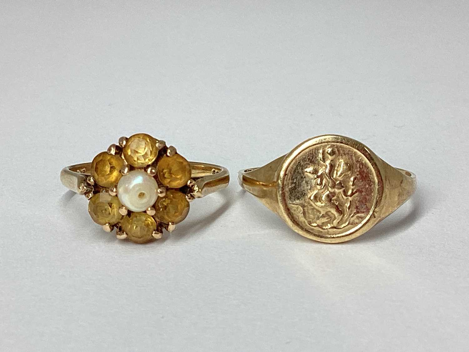 Lot 91 - A 9ct Gold Flowerhead Cluster Ring, claw set...