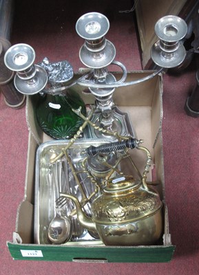 Lot 1121 - Metalware, including a brass spirit kettle on...