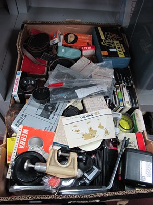Lot 1022 - Camera accessories, including flashlights,...