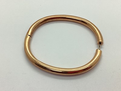 Lot 106 - A Hollow Hinged Bangle, (clasp broken, dents).
