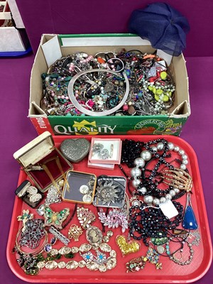 Lot 153 - A Mixed Lot of Assorted Costume Jewellery,...