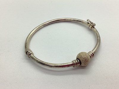 Lot 95 - A Modern Hallmarked Silver Hinged Bangle, with...
