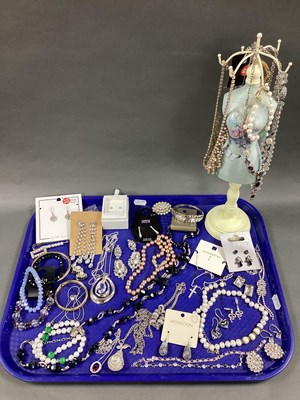 Lot 171 - A Collection of Modern Costume Jewellery,...