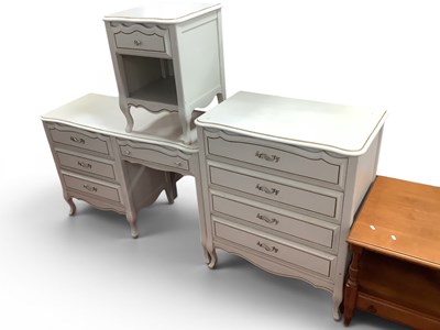 Lot 1495 - White Painted Three Piece Bedroom Suite Chest...