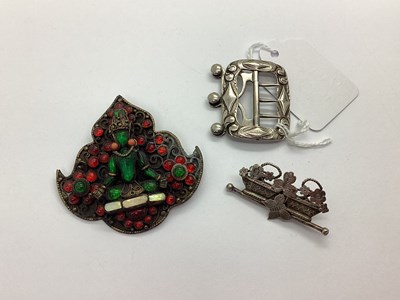 Lot 120 - A Decorative Cabochon Set Brooch, depicting...