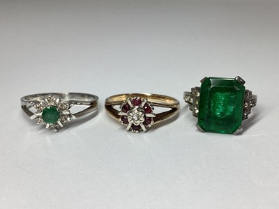 Lot 57 - A Dainty Emerald and Diamond Cluster Ring,...