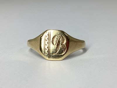 Lot 49 - A 9ct Gold Signet Ring, the rectangular panel...