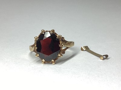 Lot 101 - A 9ct Gold Single Stone Ring, oval claw set,...